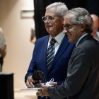 Miguel Ángel de la Cruz (derecha) entrega una distinción a José Amalio de Aynat