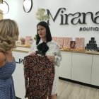 Ana Bonilla, gerente de Mirana Boutique, hablando sobre un vestido con una clienta.