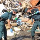 Dos agentes de la Guardia Civil en la planta.