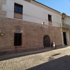 Así luce la fachada de la calle Hospital tras retirarse la lona