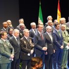 Foto de familia de autoridades y premiados