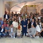 Fotografía de familia de la pregonera junto a amigos, autoridades y familiares.