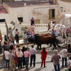 La carreta con el Simpecado junto al monumento a la Virgen del Rocío.