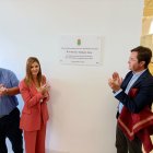 El alcalde de El Ejido y la edil de Servicios Sociales descubriendo la placa de la inauguración del edificio.