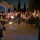 Los asistentes se reunían en torno a la luz de las velas.