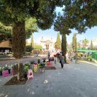 Entrada principal del cementerio de San José llena de puestos de flores