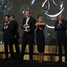 Los Reyes de España durante la entrega de uno de los galardones.