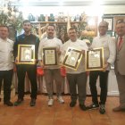 Chefs de los restaurantes participantes en el primer menú junto a los hermanos Carmona.