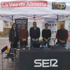 Los empresarios Antonio Sáez (segundo por la izquierda) y Rafael García (primero por la derecha) junto al alcalde de Lubrín, Domingo Ramos (centro) y los periodistas de la SER. Guillermo Mirón y Marina Ginés.