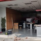 Así ha quedado la fachada del Banco Santander de Mojácar Playa.