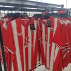 La camiseta rojiblanca del Almería.