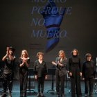 Ana Belén, Gloria Muñoz, Natalie Poza, Aitana Sánchez-Gijón y Julieta Serrano con Paco Bezerra y Matías Umpierrez.