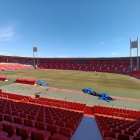 Vista general del terreno de juego ya con la hierba de verano quemada.