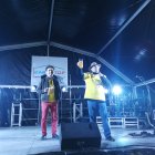 El alcalde (derecha) llama a brindar en el discurso ofrecido durante el evento.