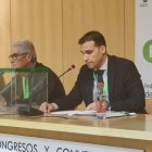 Sebas Fernández en su discurso en el que explicó al balonmano andaluz su programa.