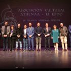 Foto de familia de los galardonados y participantes en los IV Premios Athenaa.