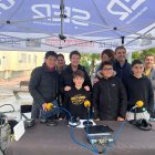 El programa contó con estudiantes del colegio Juan XIII, en la imagen junto con autoridades municipales y el presentador del ‘Hoy por Hoy Levante, Guillermo Mirón.