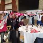 No faltó el bufandeo con unos incondicionales del Almería cantando el himno al final de la comida navideña.