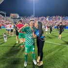 Pozo y Pilar en la fiesta del ascenso en Leganés.