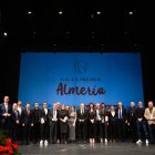 Foto de familia de los premiados, entregadores de premios, autoridades y staff de LA VOZ.