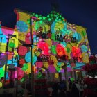 Luces sobre la fachada del Ayuntamiento de Laujar de Andarax. (FOTO: Minerva G. Ibáñez).