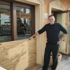En el Restaurante Delfín Verde, entre las calles García Cañas y Quesada, tienen que poner tablones de madera en sus cristaleras para evitar que el agua entre en el negocio.