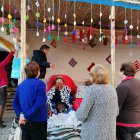 Mujeres de Almócita decorando el Belén.