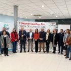 Foto de familia con autoridades en Hyundai Almerialva.