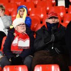 Muy bien abrigados para animar al Almería de Rubi.