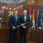 El nuevo alcalde, Alfonso García toma la vara de mando junto al exalcalde José Carmelo Jorge Blanco.