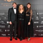 Salva Reina y Belén Cuesta, presentadores de la gala, junto a Marta Velasco, presidenta de la Academia de Cine de Andalucía.