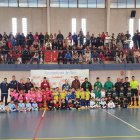 Los equipos posando en la pista con los aficionados.