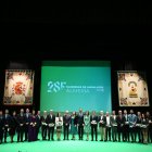 Foto de familia de premiados y autoridades en el acto institucional.