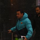 Xavi entrando al Hotel Elba.