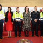 La alcaldesa María Vázquez, la concejal María del Mar García Lorca y el jefe de bomberos Francisco Bretones entregan reconocimientos