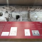 Paneles explicativos ubicados frente a los restos del barrio andalusí