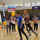 Ambiente espectacular en la cancha con los deportistas y sus familiares.