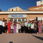 Fotografía de familia durante la inauguración.