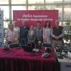 Fotografía de familia Los miembros de las cofradías junto a Guillermo Mirón y la edil de Cultura, Belén Martínez, durante la emisión del Hoy por Hoy Levante desde el Teatro Villa de Huércal-Overa.