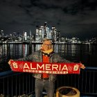Espectacular foto nocturna con Manhattan de fondo.