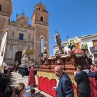 Encuentro entre madre e hijo el domingo de Resurrección en Vélez-Rubio.