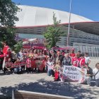 Rojiblancos del Almería en los exteriores del Cívitas Metropolitano.
