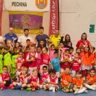 Los protagonistas posando en la pista.