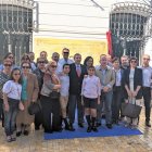 Familiares y amigos acompañan al autor en el descubrimiento de su obra.