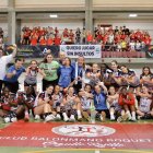 Las jugadoras roqueteras celebrando en la pista.