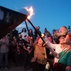 El encendido del candil fue a cargo de la Asociación Cultural de Almócita ‘Los Tres Caños’.
