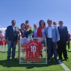 Foto de familia en la hierba del campo Anexo del Estadio de los Juegos Mediterráneos en un Memorial para recordar a un grande del fútbol.