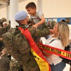 Un legionario se reencuentra con su familia en el Aeropuerto de Almería