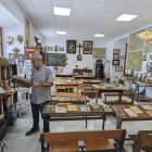 Hilario Castro, ojea uno de los libros más antiguos de la colección del Museo Escuela de los años 50