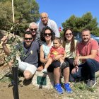 Una de las familias que participó en la plantación de algarrobos.